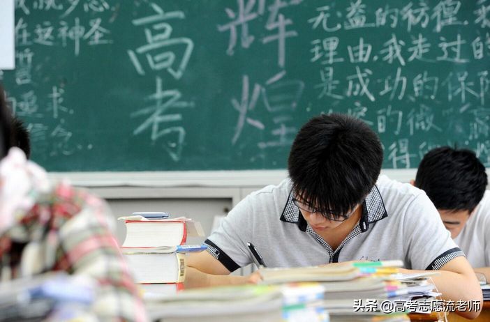 高三模考成绩300分不想上专科想上二本大学要选择复读吗？,高考300多分复读还是走专科