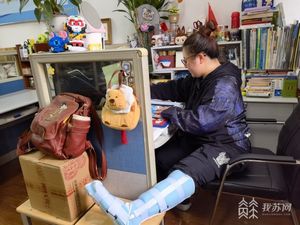 孩子们耽误不起骨折后老师拄着拐陪学生冲刺高考,骨折教师拄拐上课