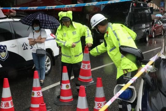 「护航高考」高考遇大雨没关系我们全力撑你,高考及时雨