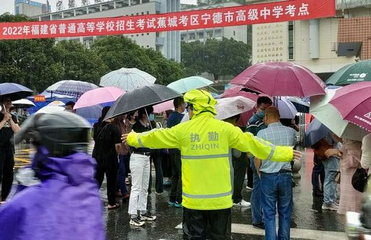 「护航高考」高考遇大雨没关系我们全力撑你,高考及时雨