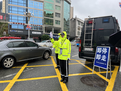 「护航高考」高考遇大雨没关系我们全力撑你,高考及时雨