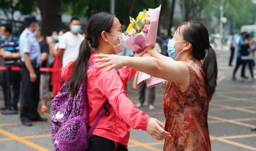 高考期间家长花式应援妈妈穿旗袍真有气质但被爸爸艳压,高考时家长穿旗袍