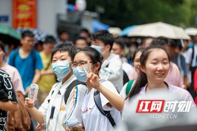 直击高考现场丨首场考试结束考生神采奕奕步履轻快,高考落下帷幕考生走出考场