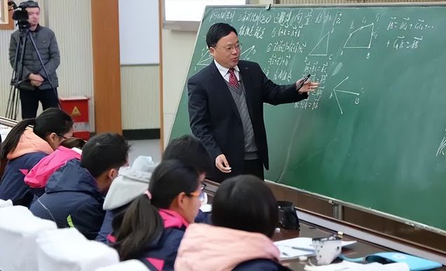 数学太难考生自诉边哭边写若让数学老师来做能考到145分吗？,女生数学考130分痛哭老师你疯了吧