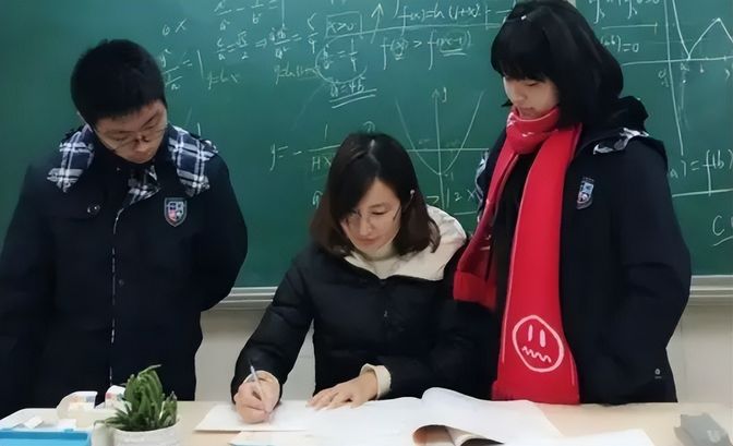 数学太难考生自诉边哭边写若让数学老师来做能考到145分吗？,女生数学考130分痛哭老师你疯了吧