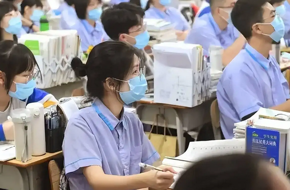 高考700分的四川男孩火了不料因兴趣爱好引来一片质疑声,四川省高考700分以上学生