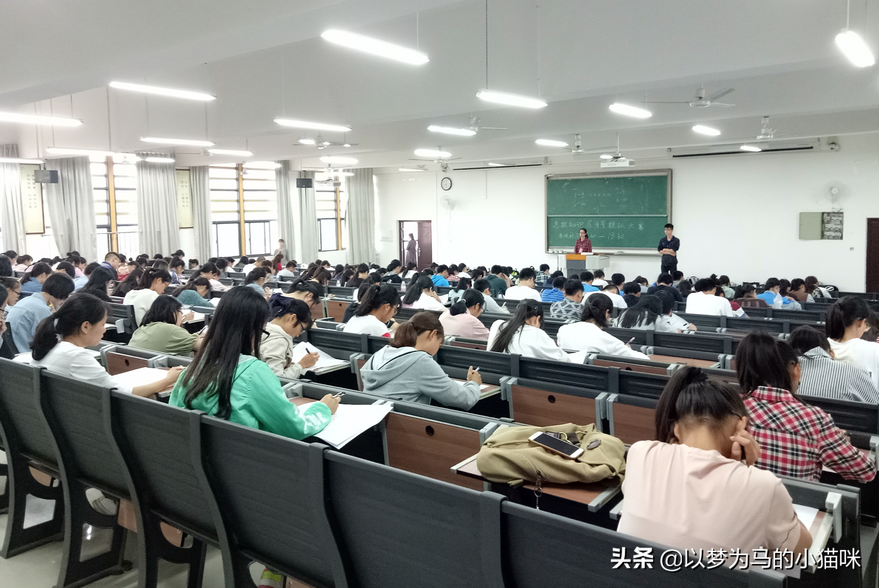 文科生每年都很热门的8大文科专业虽争议大但报考人数不少,文科生报考最多的专业